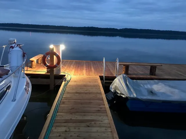 Romantyczny zachód słońca oglądany z pomostu w Kozinie
