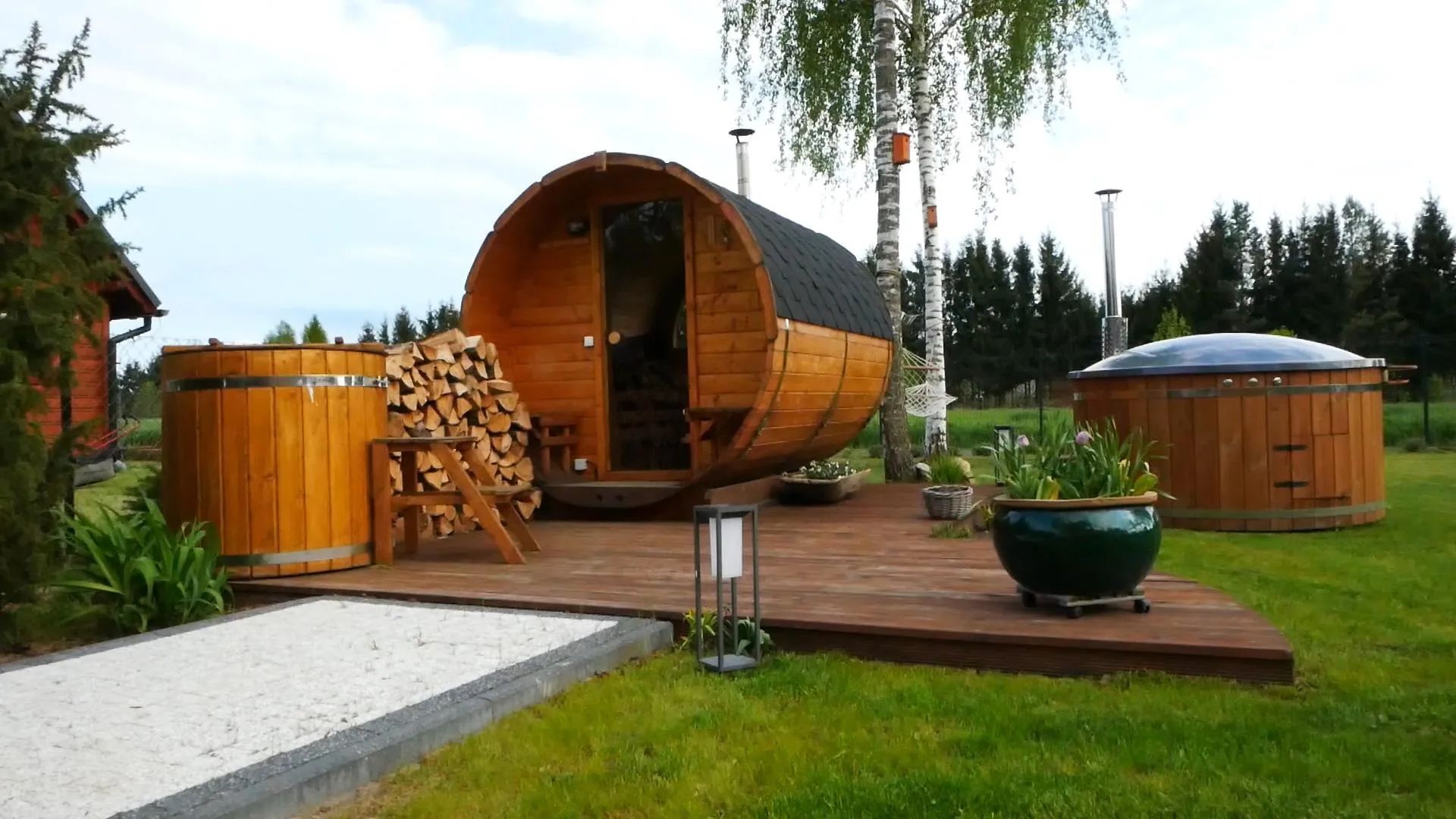 Relaksująca sauna w kształcie beczki dostępna dla gości Domków Kozin