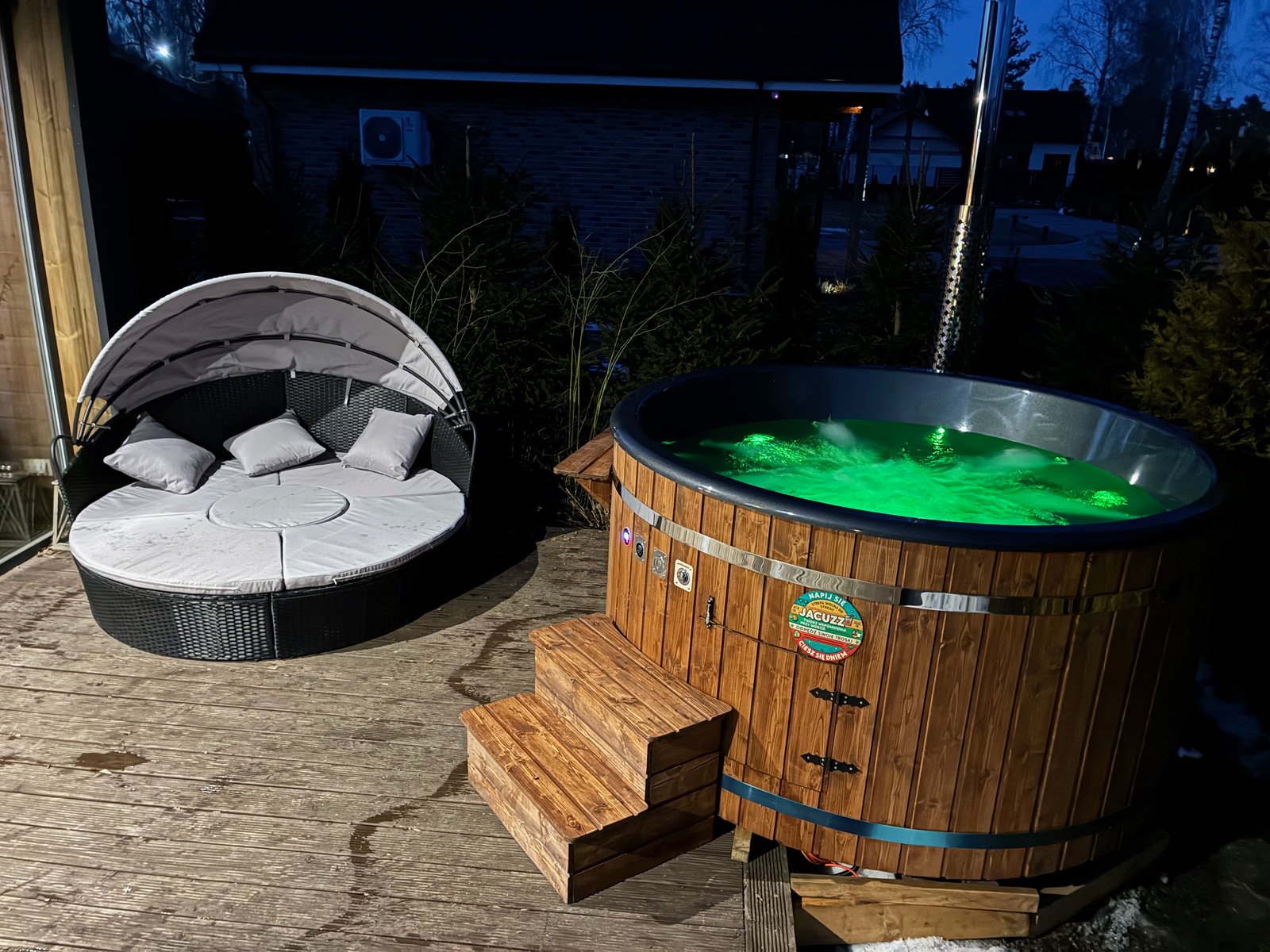 Duży domek - jacuzzi na tarasie