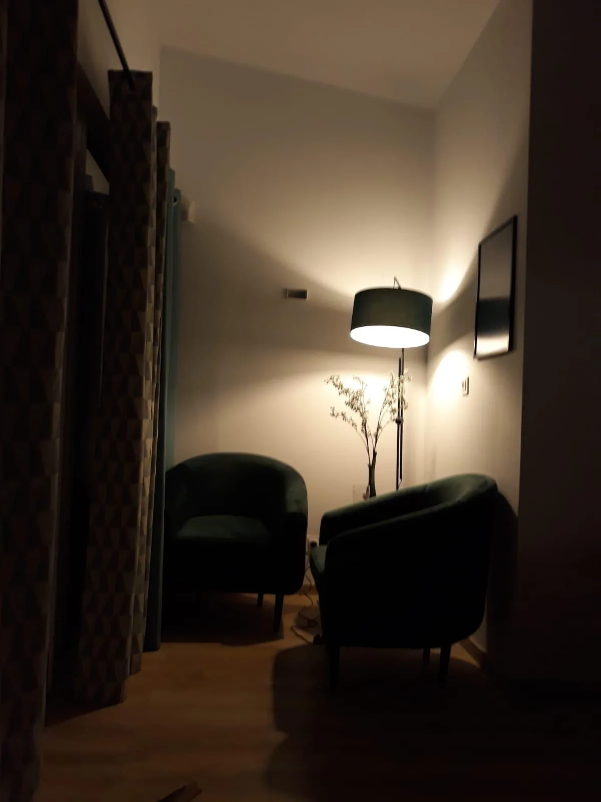 Funkcjonalna kuchnia i jadalnia w małym domku w Kozinie