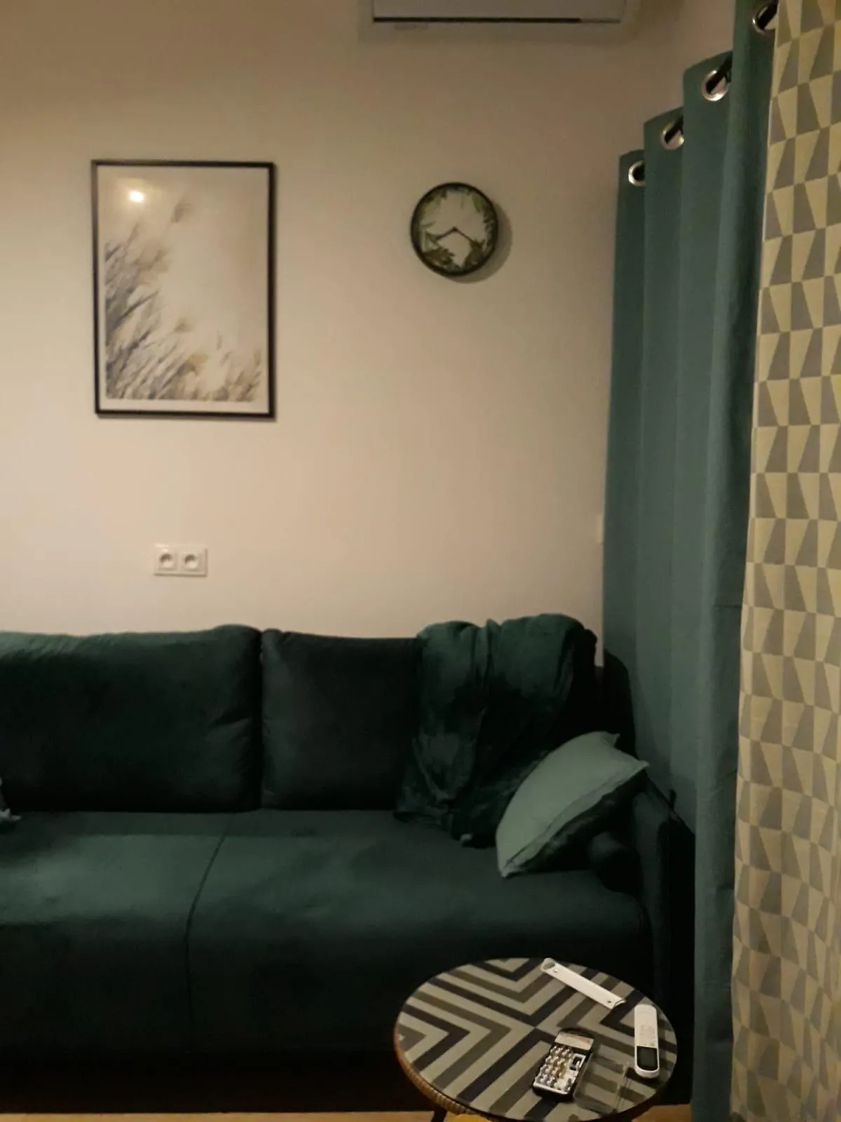 Stylowa sofa w salonie małego domku – relaks w kameralnym wydaniu