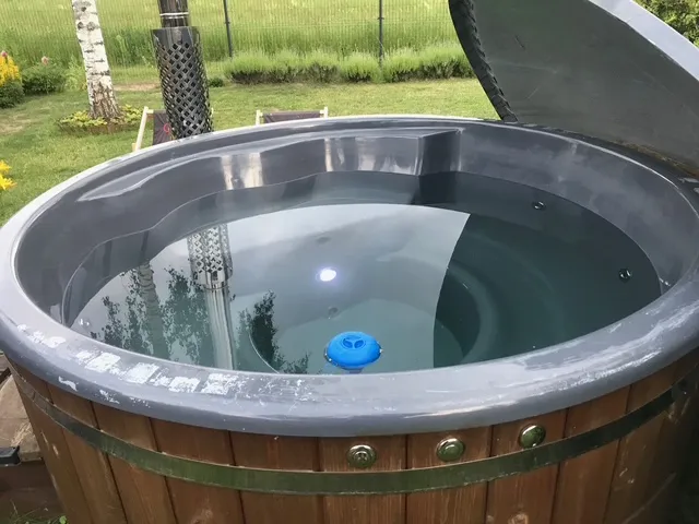 Gorąca kąpiel w zewnętrznym jacuzzi – luksusowe spa pod gwiazdami