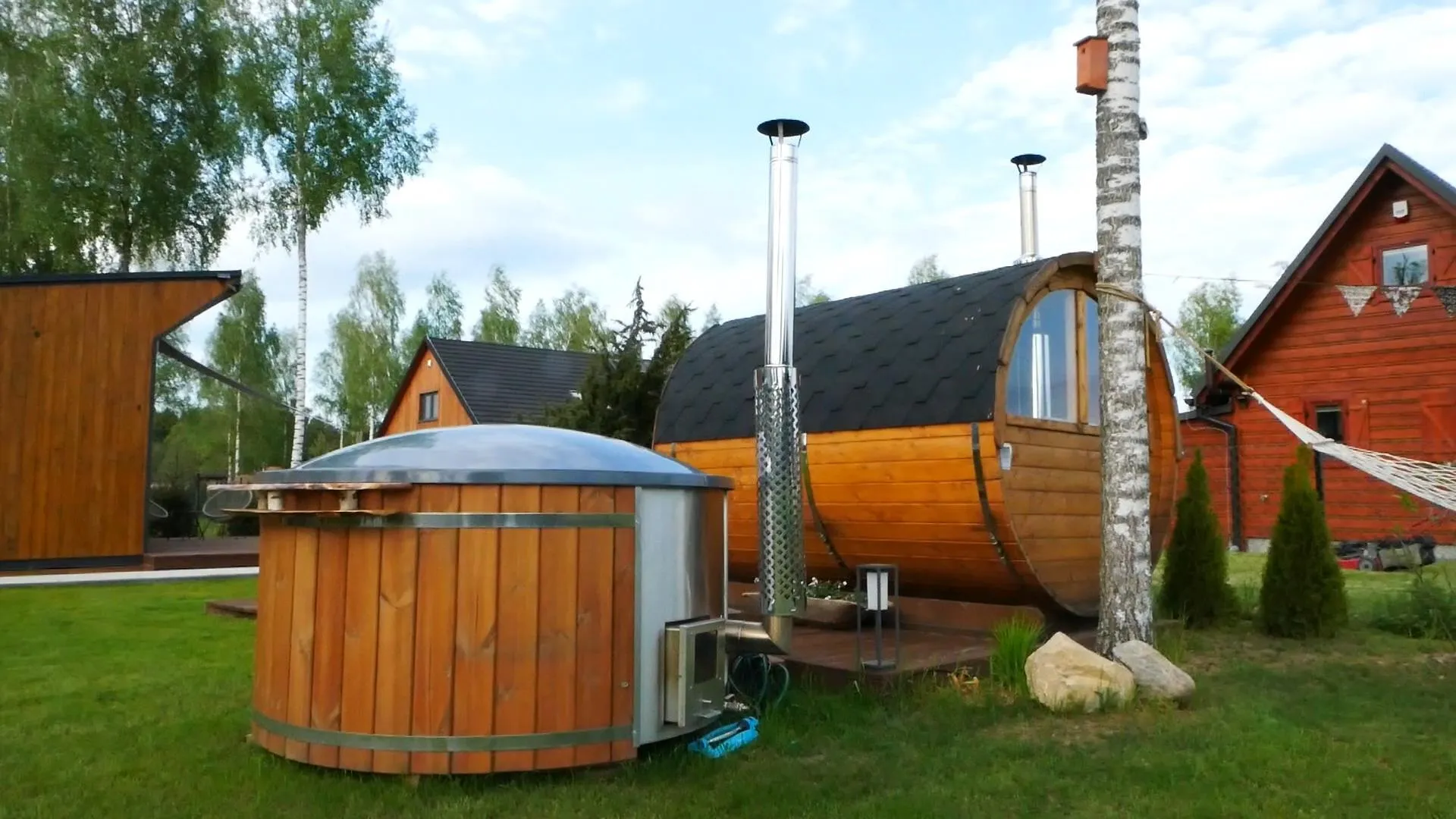 Strefa wellness z sauną i jacuzzi w ogrodzie Domków Kozin