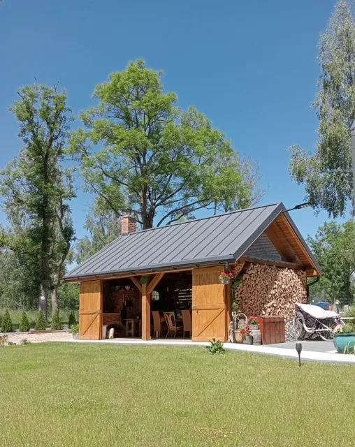 Okazały budynek letniej kuchni – idealne miejsce na wspólne grillowanie
