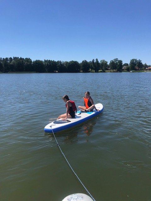 Deski SUP na jeziorze