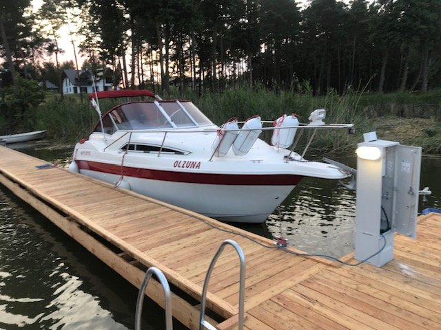 Łódź zacumowana przy pomoście