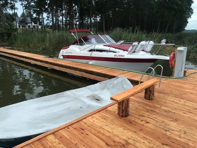 Łódka przy pomoście