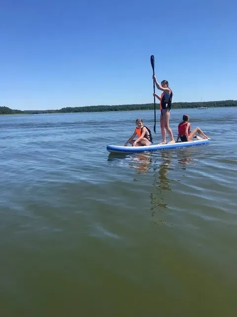 Aktywne Mazury – pływanie na desce SUP przy Domkach Kozin