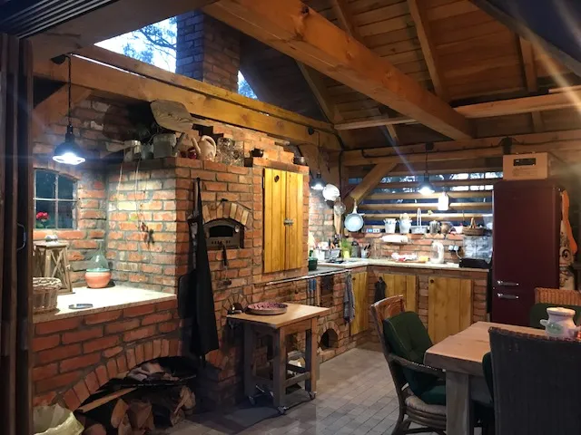 W pełni wyposażona kuchnia letnia z piecem do pizzy w ośrodku Domki Kozin