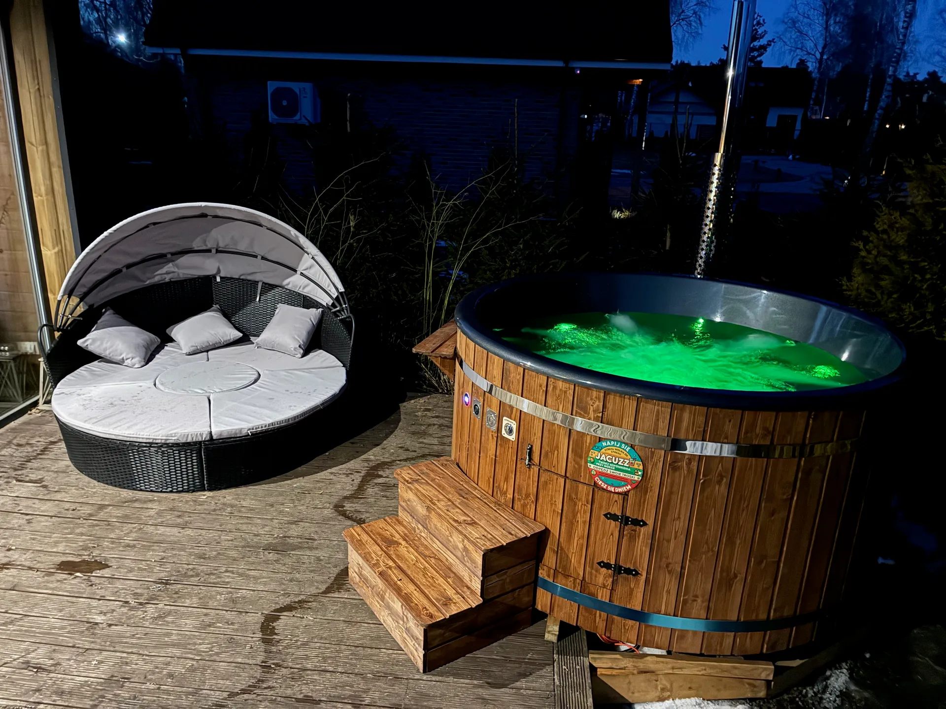 Prywatne jacuzzi na tarasie pod gwiazdami w luksusowych Domkach Kozin