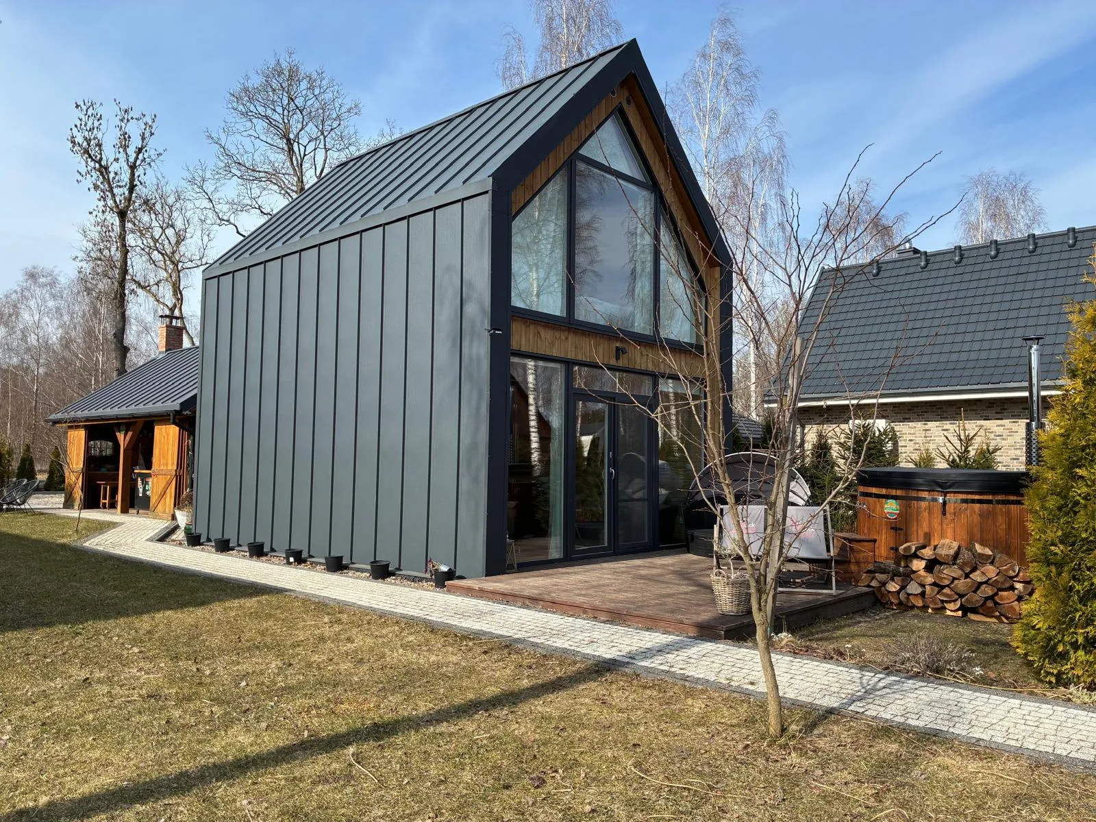 Nowoczesna bryła luksusowego dużego domku 70m2 w Kozinie