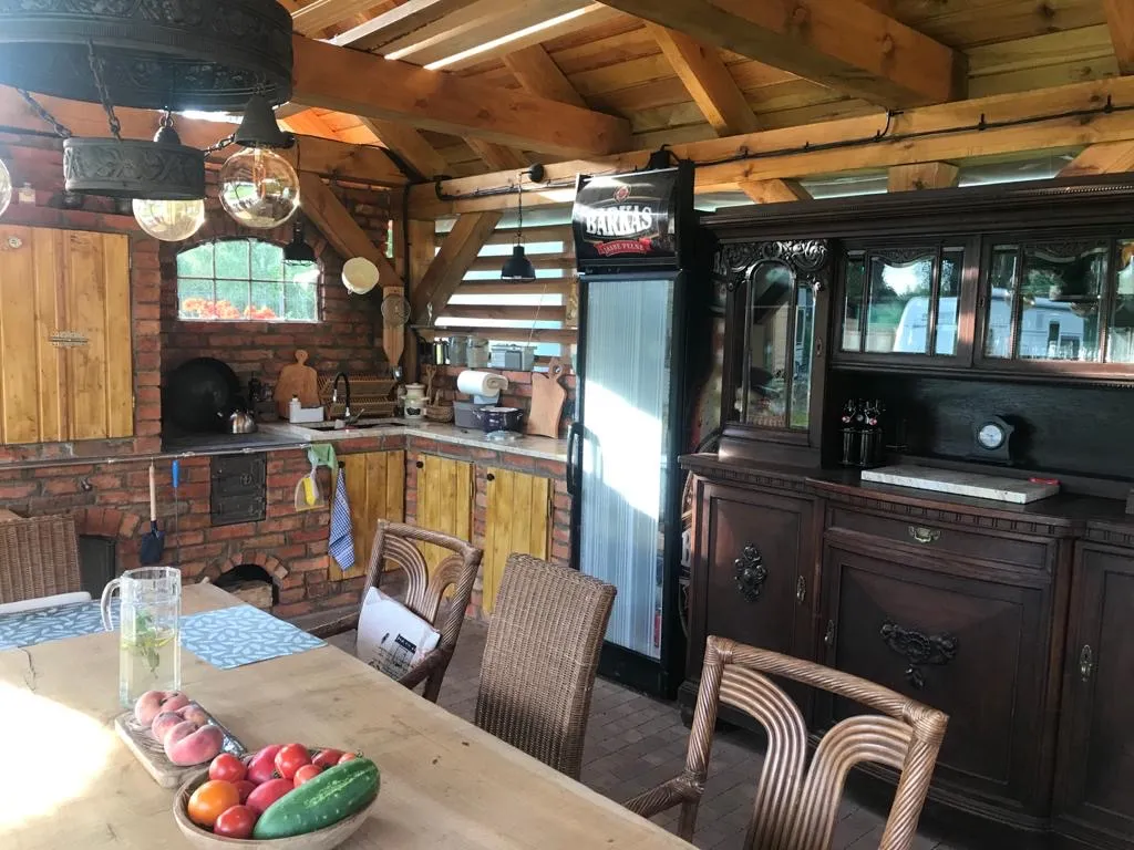 Zadaszona altana biesiadna z letnią kuchnią idealna na wspólne grillowanie